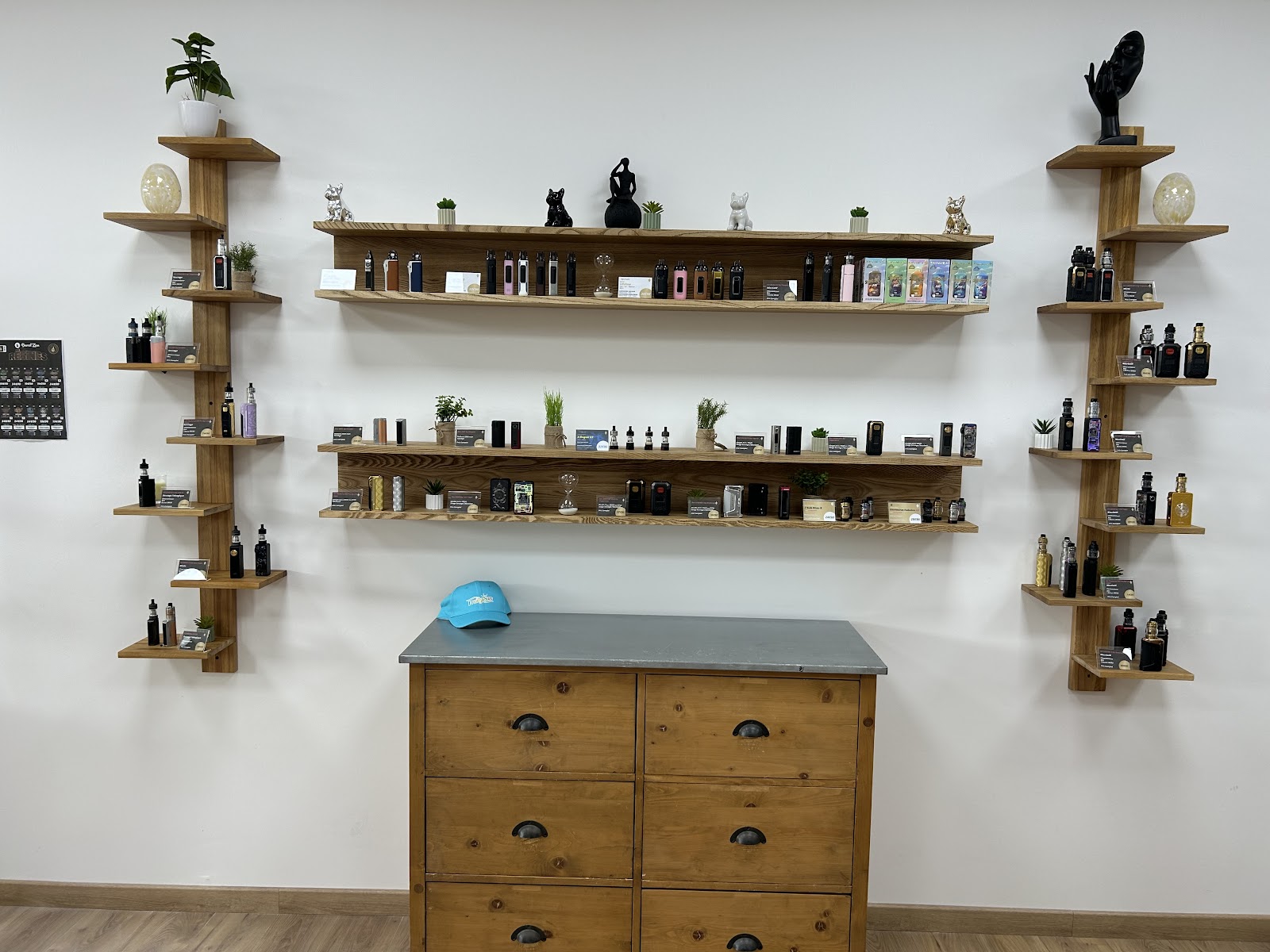 Intérieur de la boutique Vap Concept à Meysse