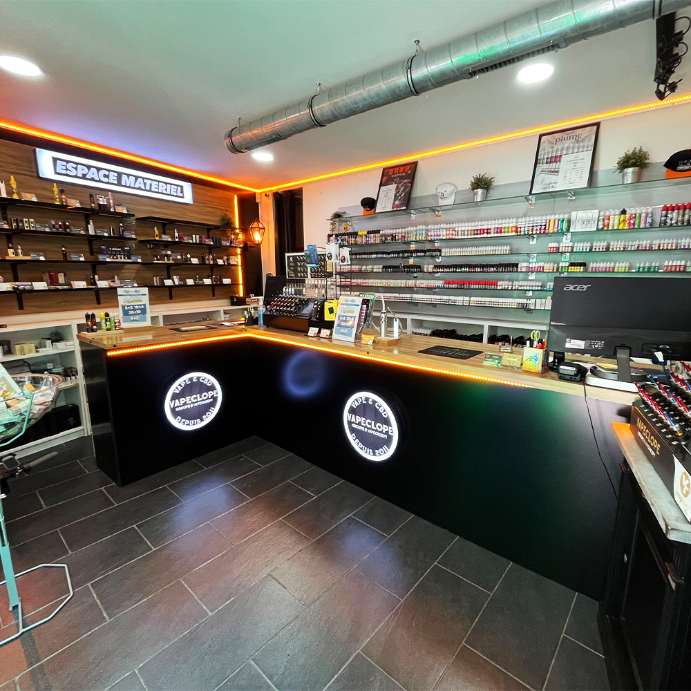 Intérieur de la boutique Vapeclope à Toulon